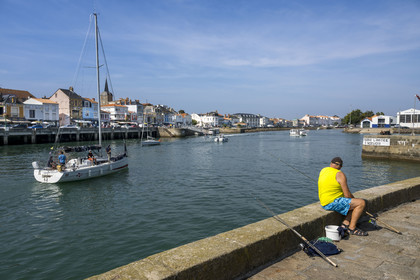 France, Vendée (85), Les-Sables-d'Olonne, bateau dans le chenal d'accès aux ports, le quartier de La Chaume sur la gauche