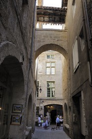 France, Hérault (34), Pézenas, vieille ville, pont de l'Hôtel de Carion-Nizas