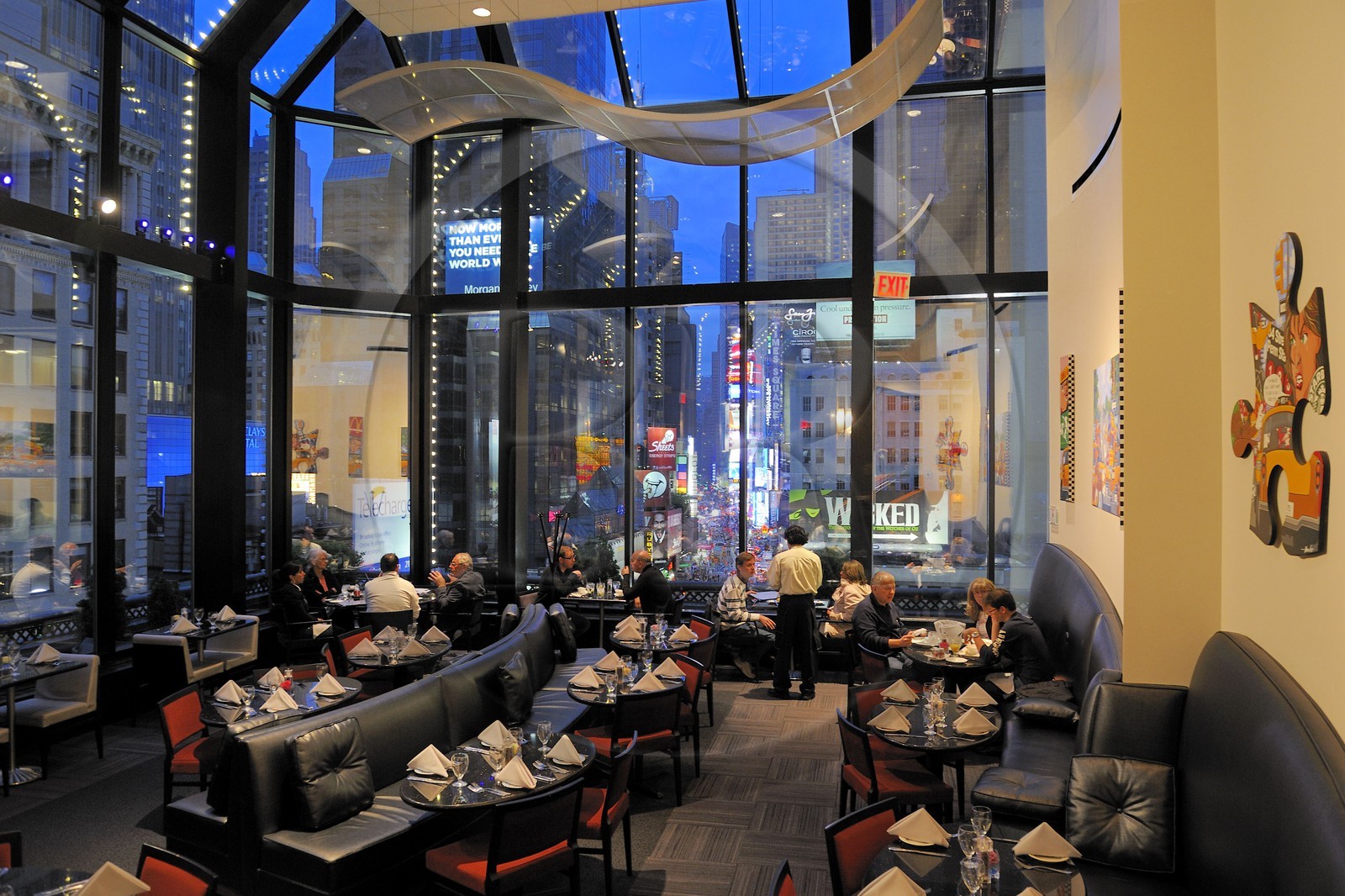 Etats-Unis, New York, Manhattan, restaurant 'Nicole' du Novotel sur Broadway plongeant sur Times square