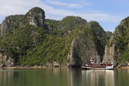 Vietnam, province de Quang Ninh, la Baie d'Halong classée Patrimoine Mondial de l'UNESCO, activité de kayak entre les iles