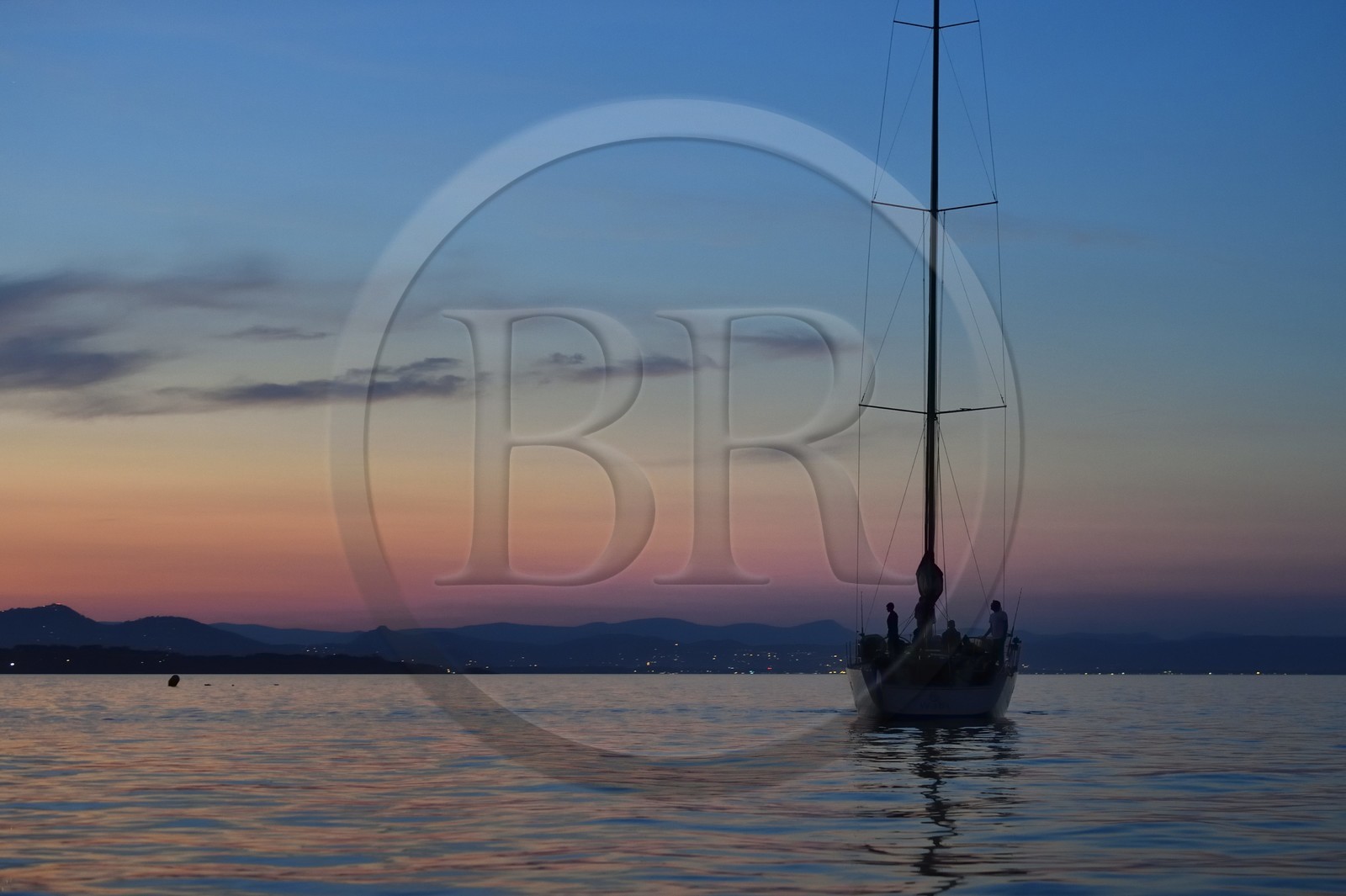 France, Var (83), Iles d'Hyères, parc national de Port Cros, Ile de Porquerolles, bateau au mouillage au crépuscule, la Presqu'Ile de Giens en arrière plan