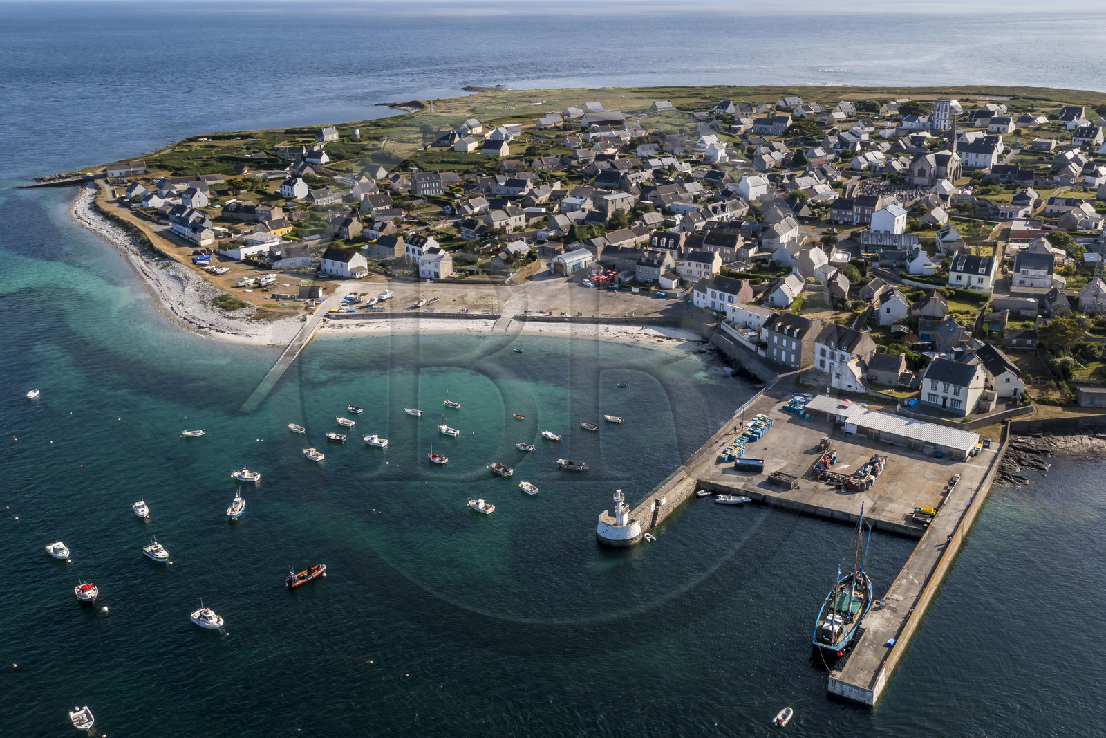 France, Finistère (29), Mer d'Iroise, archipel de Molène, Ile de Molène, le bourg et le navire Notre-Dame de Rumengol ancienne gabare à quai dans le port (vue aérienne)