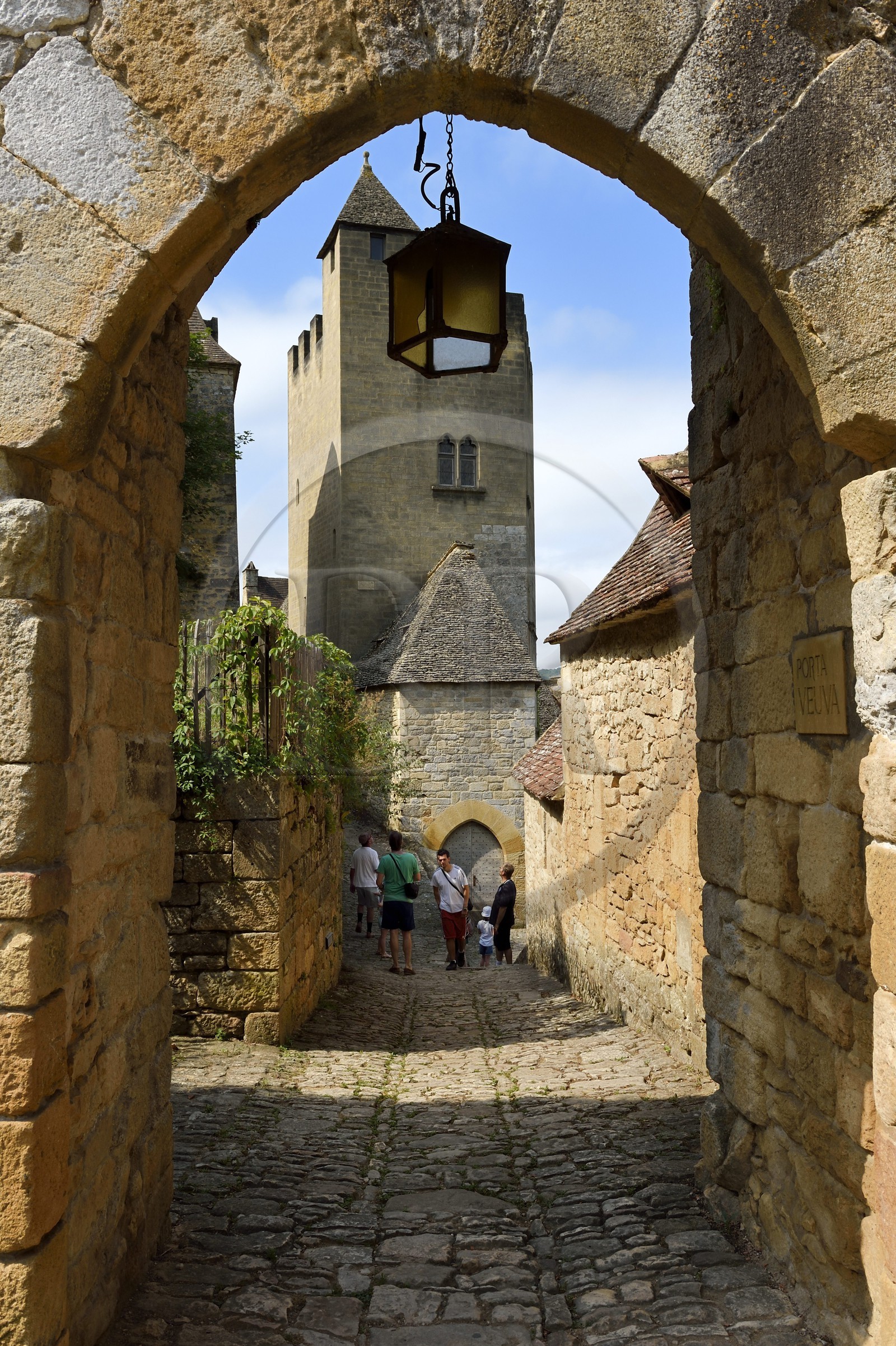 France, Dordogne (24), Périgord Noir, vallée de la Dordogne, Beynac-et-Cazenac, labellisé Les Plus Beaux Villages de France, village médiéval, Porte veuve et Tour dite du Couvent