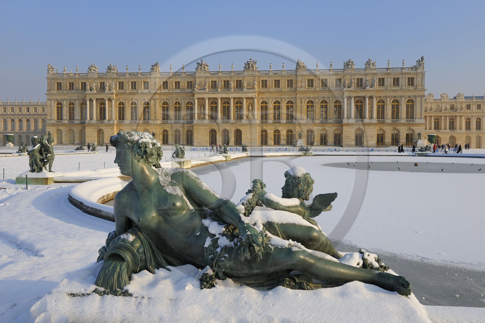 France, Yvelines (78), parc du château de Versailles sous la neige, classé Patrimoine Mondial de l'UNESCO, Parterre d'eau, statue représentant un affluent d'un fleuve français (femme)