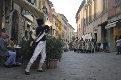 Italie, Ligurie, Sarzana, Napoleon Festival, soldat français de la Grande Armée faisant feu sur l'ennemi autrichien dans la Via Mazzini rue principale de la vieille ville