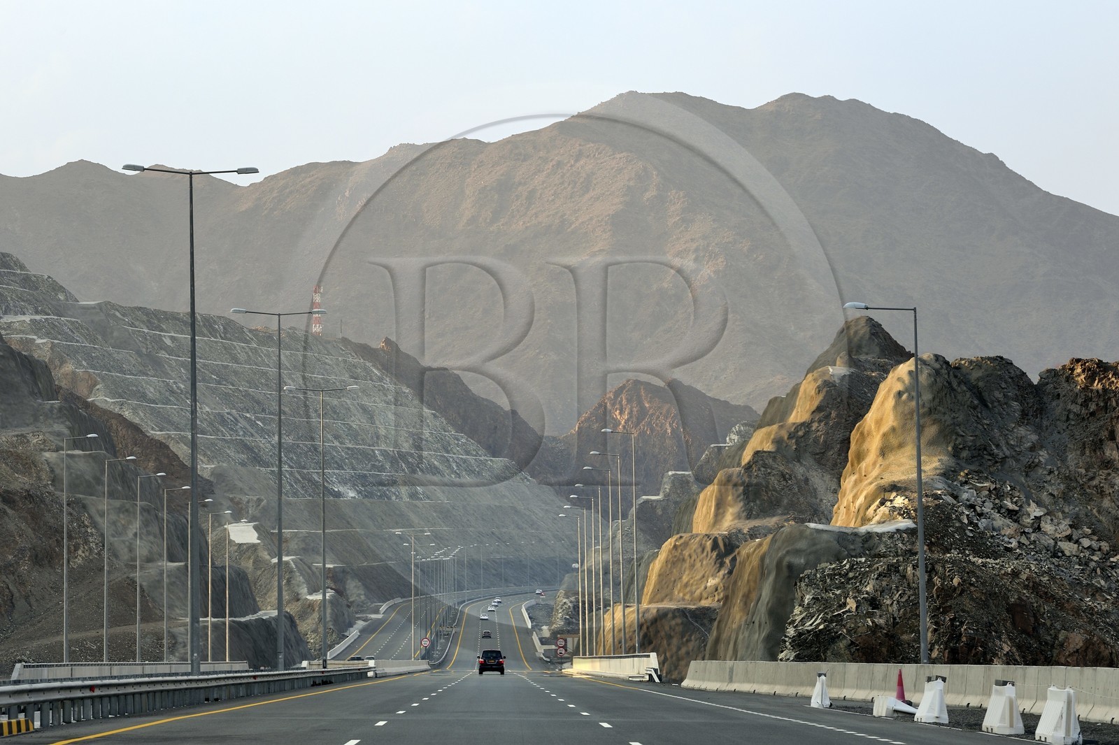 Sultanat d'Oman, gouvernorat d'Ad-Dakhiliyah, travaux d'aménagement colossaux à travers la montagne pour le passage de l'autoroute 15