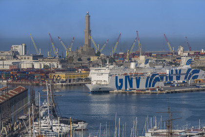 Italie, Ligurie, Gênes, le port de commerce et le terminal des ferries dominés par le phare de la Lanterna