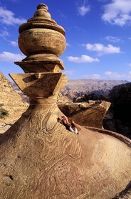 Jordanie, Petra, Un bédouin contemple le royaume des Nabatéens, depuis l'urne couronnant Ed Deir (le Monastère)