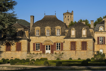 France, Aveyron (12), l'Hotel particulier de Sambucy De Sorgues et ses jardins à la française, le beffroi en arrière plan