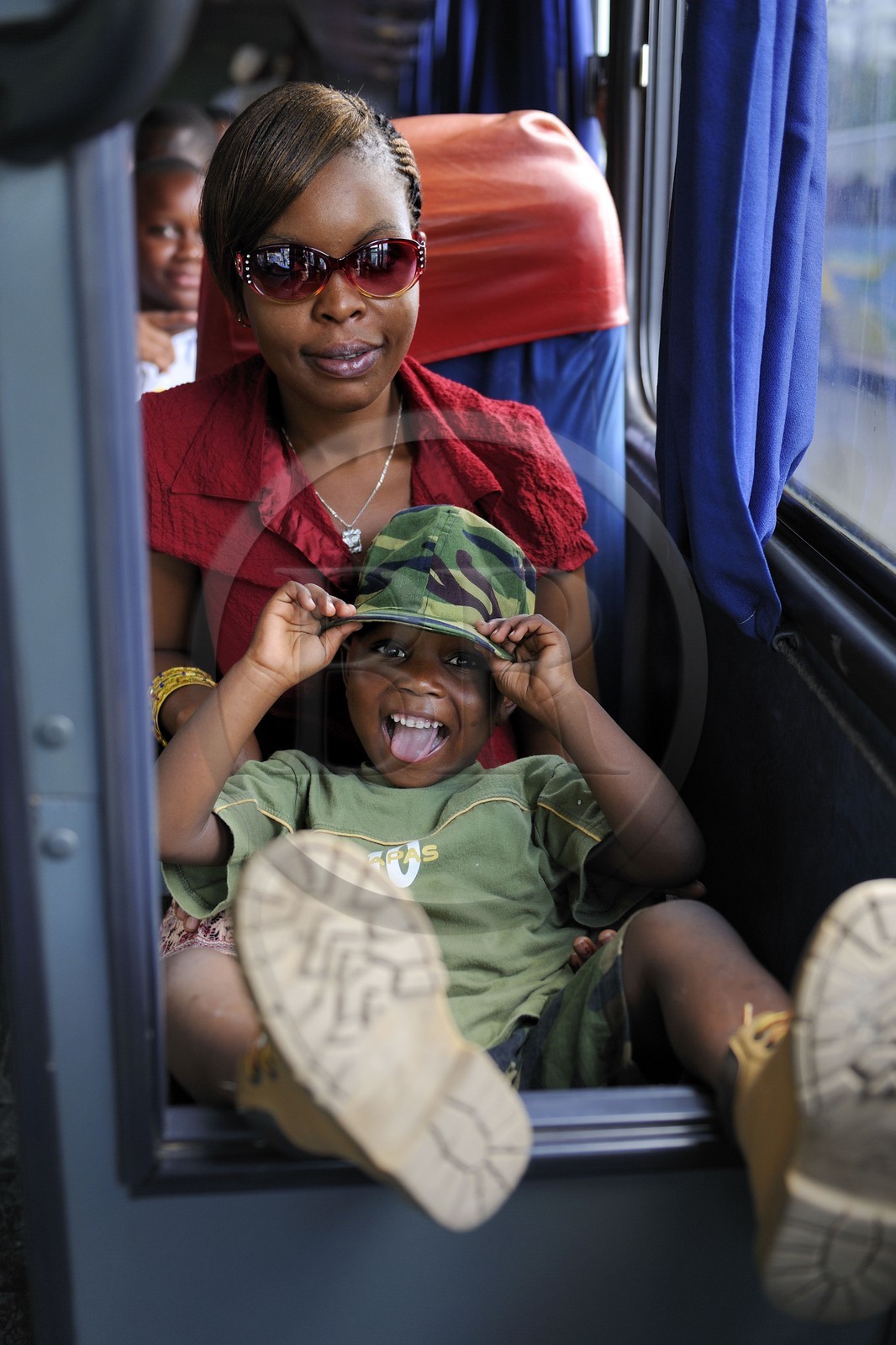 Tanzanie, Dar es-Salaam, gare routière d'Ubungo, une mère et son fils sur le départ dans un bus