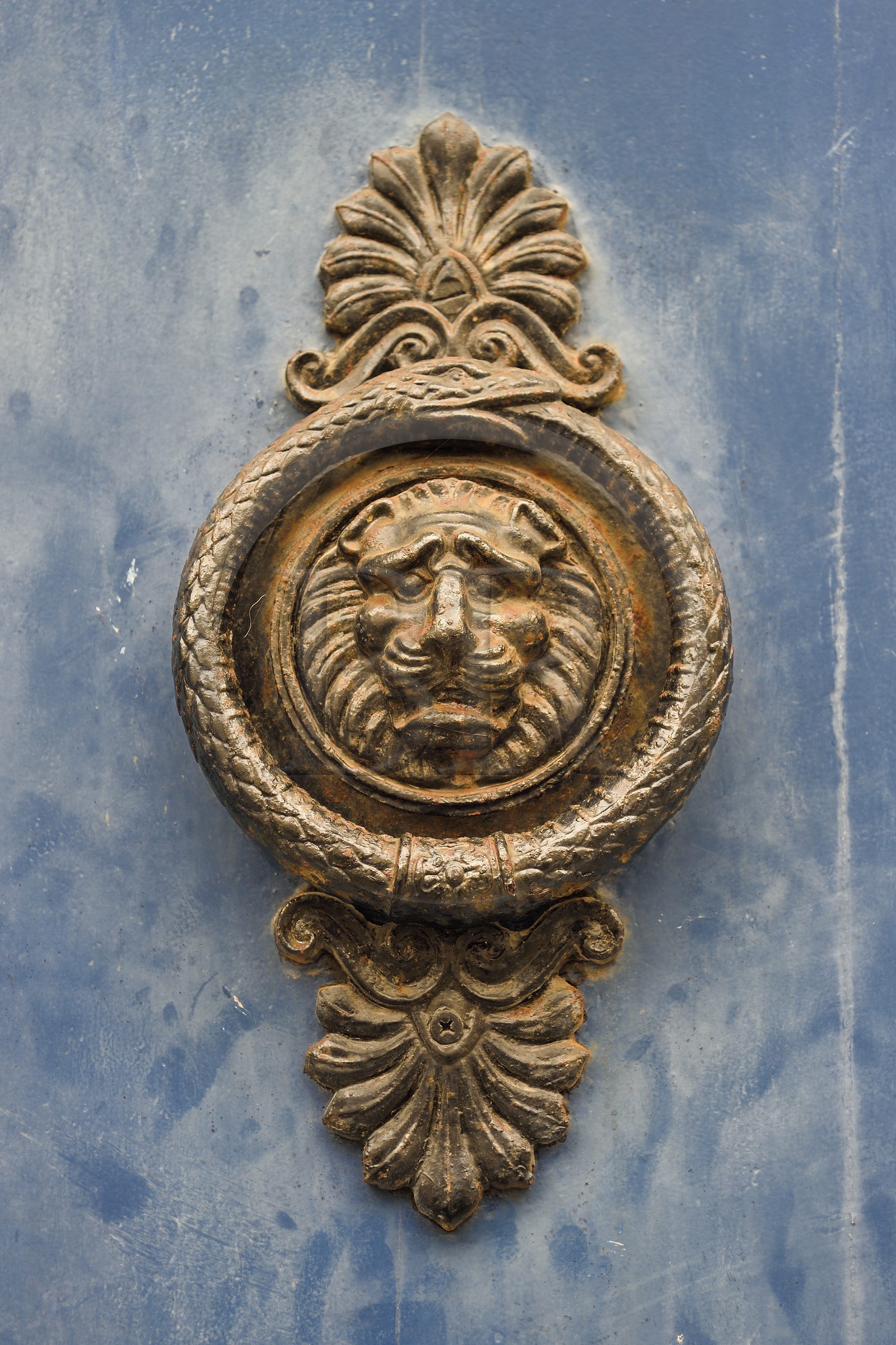 France, Charente-Maritime (17), La Rochelle, heurtoir sur la porte du centre Sainte Eustelle 3 Rue des Augustins