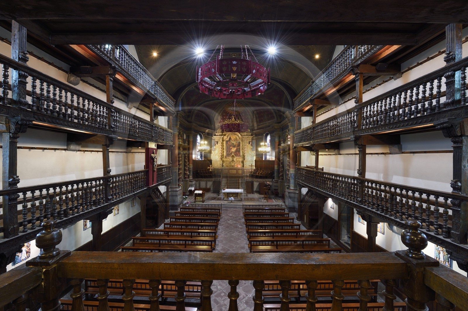 France, Pyrénées-Atlantiques (64), Pays-Basque, Cambo-les-Bains, l'église Saint-Laurent du XVIIe siècle et les galeries en bois de la nef