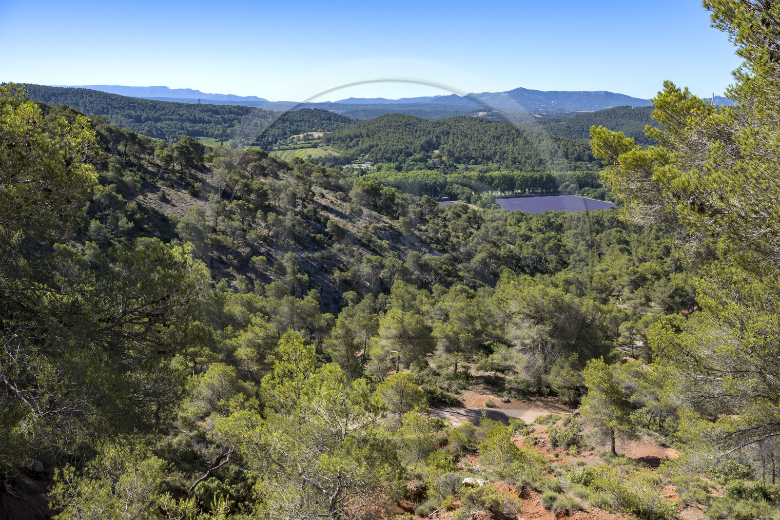 France, Bouches-du-Rhône (13), Aix en Provence, plateau de Bibemus et la vallée du Tholonet, le massif de la Sainte Baume en arrière plan à gauche