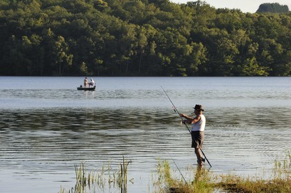 France, Nièvre (58), lac de Pannecière, pêche à la ligne en soirée