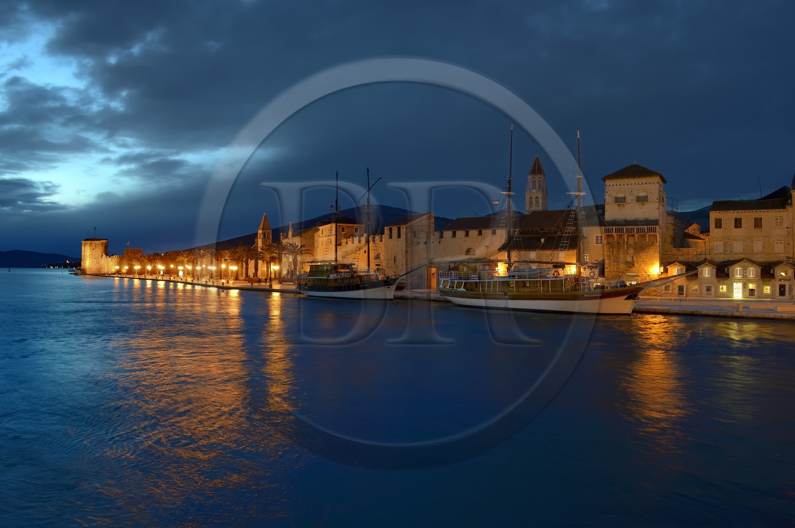 Croatie, Dalmatie, côte dalmate, Trogir, centre historique classé Patrimoine Mondial de l'UNESCO, Couvent bénédictin St Nicolas dont on apercoit le clocher