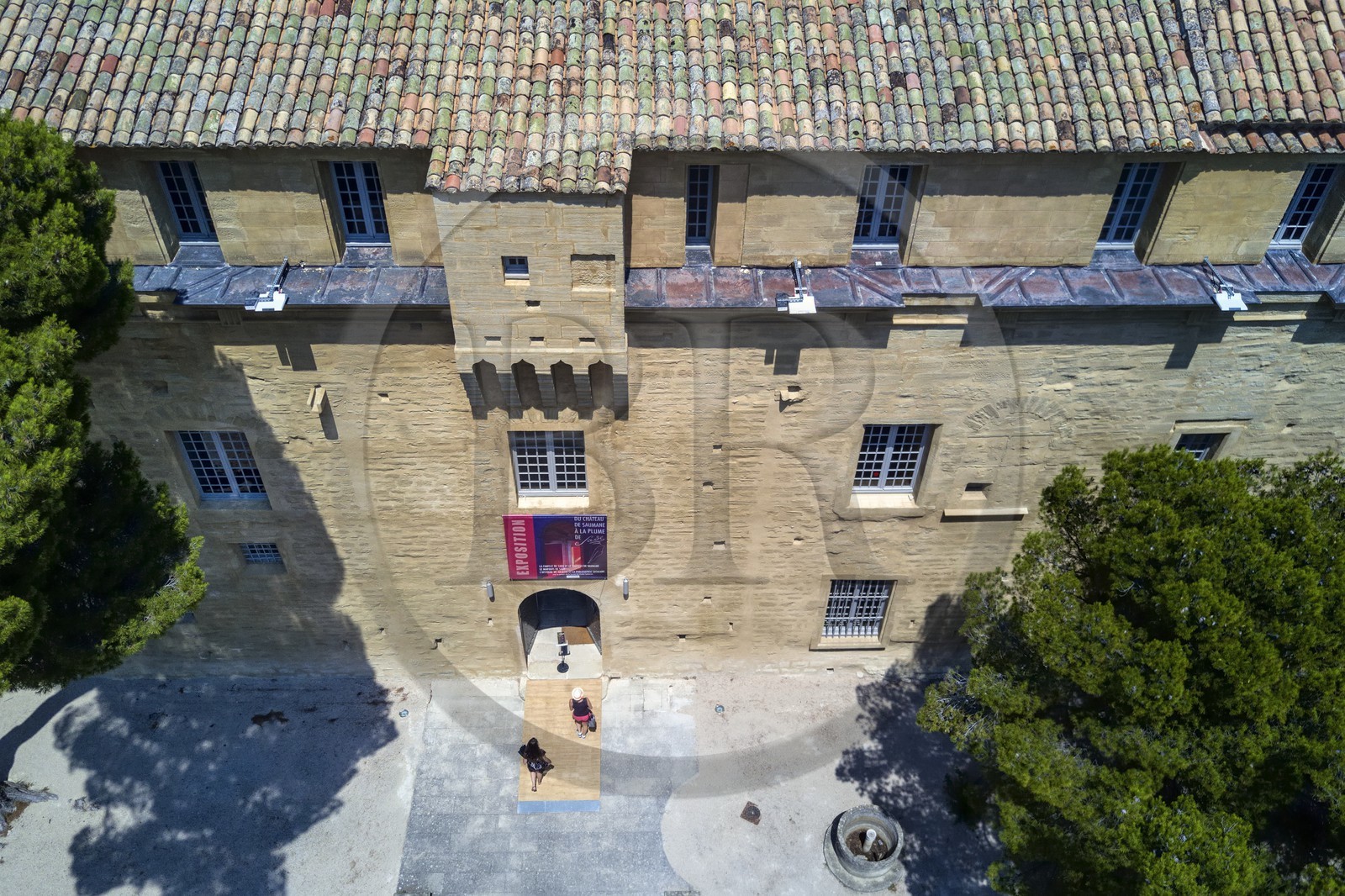 France, Vaucluse (84), Saumane-de-Vaucluse, Chateau de Saumane, une des residences du Marquis de Sade (vue aérienne)