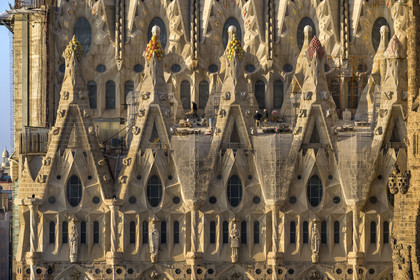 Espagne, Catalogne, Barcelone, quartier de l'Eixample, basilique de la Sagrada Familia de l'architecte du modernisme catalan Antoni Gaudi classée Patrimoine Mondial de l'UNESCO, sommets surmontés de mosaïques en forme de fruits entourant le chantier sur le toit de la nef ici côté facade de la Passion