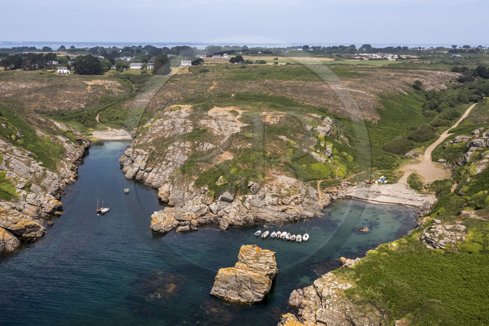 France, Morbihan (56), Ile de Groix, Port Saint-Nicolas sur la côte Sud et la petite plage de Kerloret en arrière plan à gauche(vue aérienne)