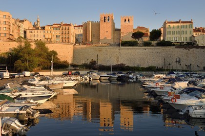 France, Bouches-du-Rhône (13), Marseille, Le Vieux Port, Abbaye Saint Victor et la basilique Notre Dame de La Garde en arrière plan