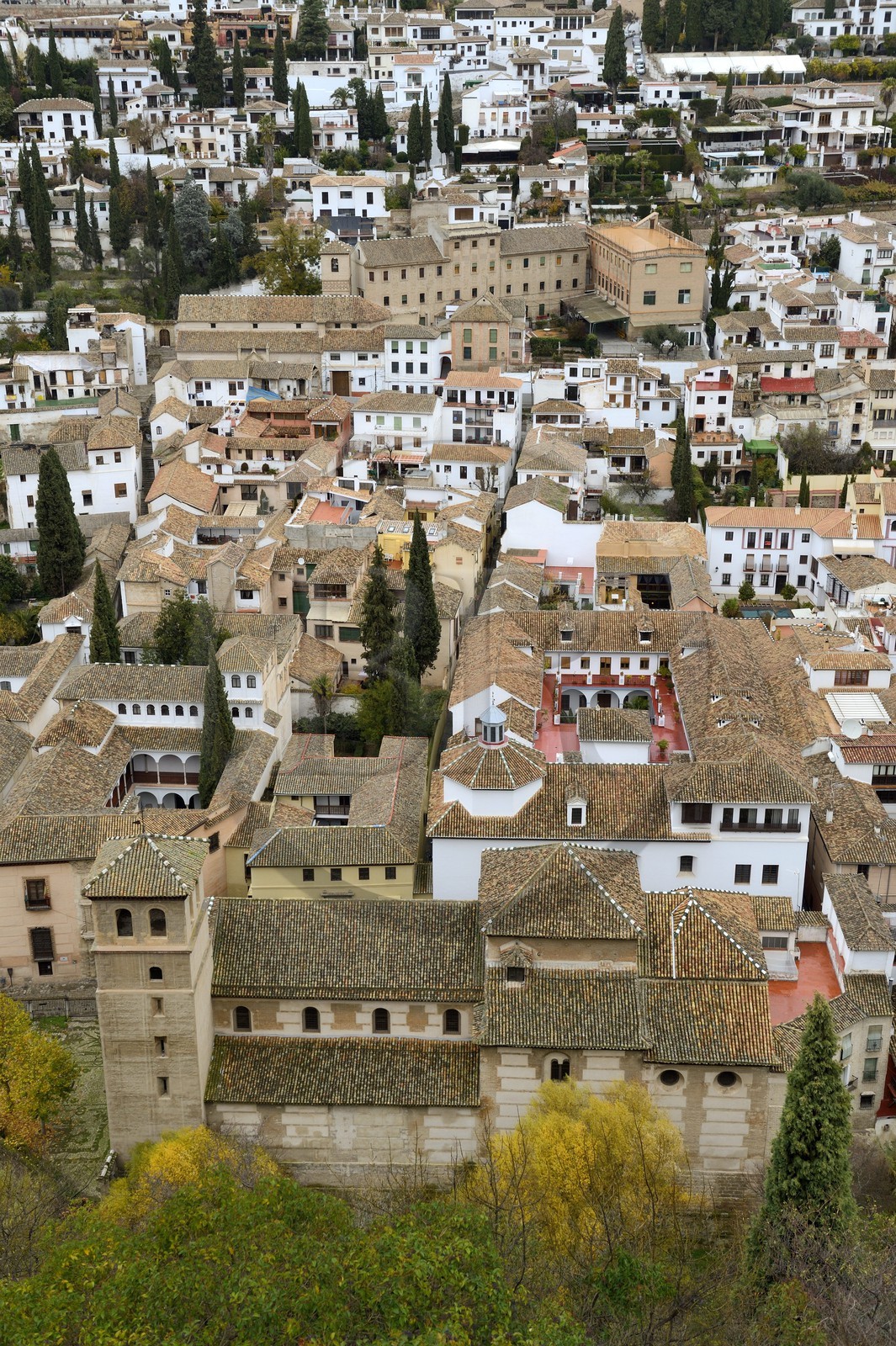 Espagne, Andalousie, Grenade, vue sur l'ancien quartier arabe de l' Albayzin classé Patrimoine Mondial de l'UNESCO et l'église San Pedro y San Pablo depuis l'Alhambra