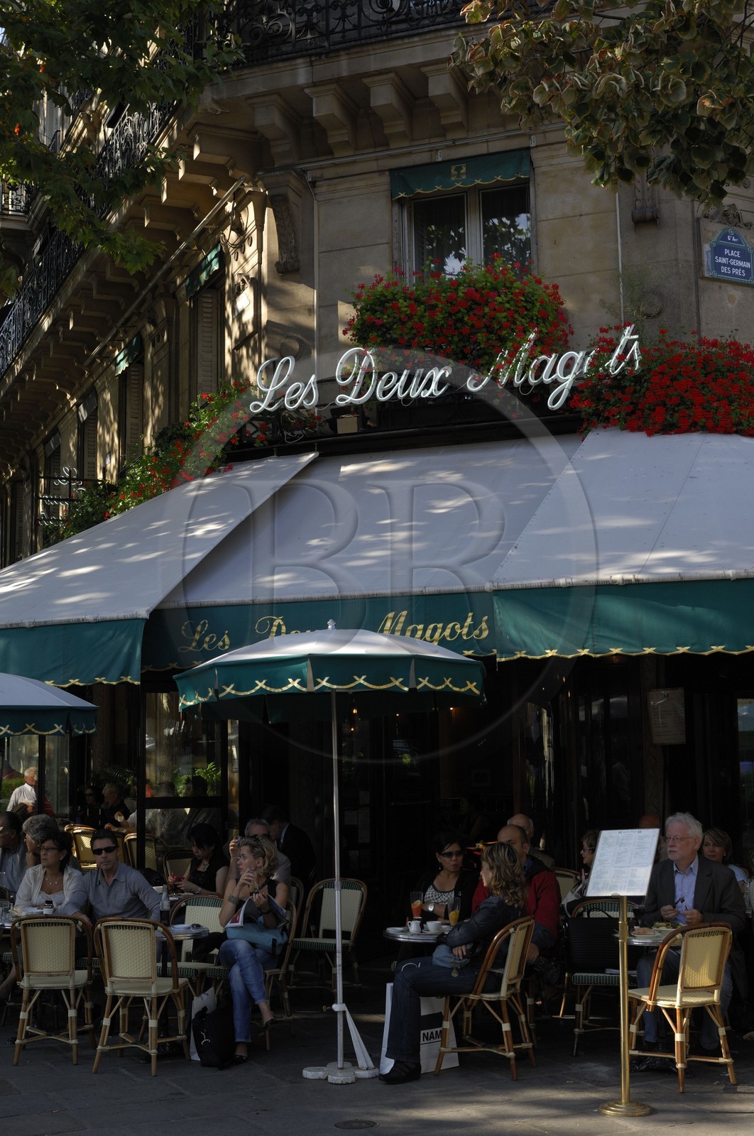 France, Paris (75), quartier de Saint-Germain-des-Près, le restaurant les Deux Magots