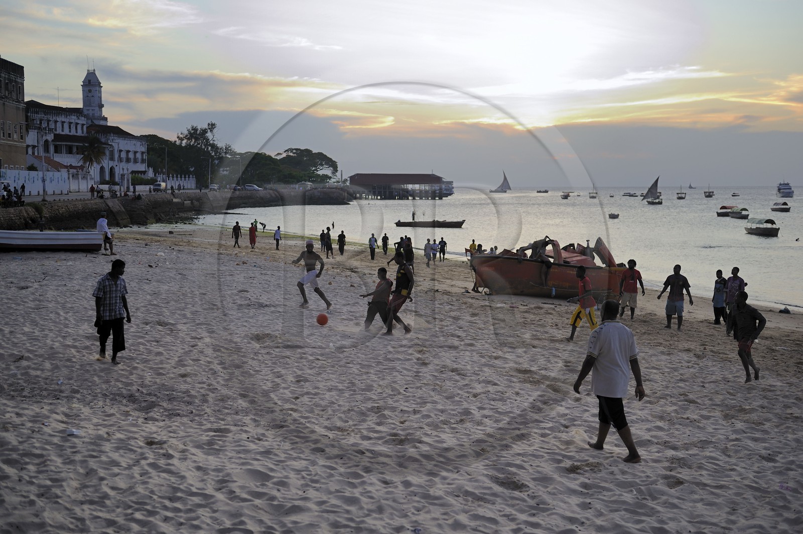 Tanzanie, archipel de Zanzibar, île de Unguja (Zanzibar), ville de Zanzibar, quartier Stone Town, classé Patrimoine Mondial de l' UNESCO, joueurs de fooball sur la plage