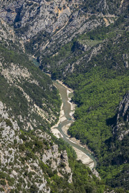 France, Var (83) rive gauche et Alpes-de-Haute-Provence (04) rive droite, Parc Naturel Régional du Verdon, les Gorges du Verdon débouchant sur le lac de Sainte Croix vu depuis le Col d'Illoire