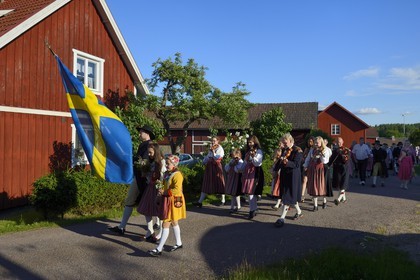 Suède, comté de Dalécarlie, région de Leksand, défilé en costume traditionnel pour les célébrations du solstice d'été dans le petit hameau de Hjulbäck