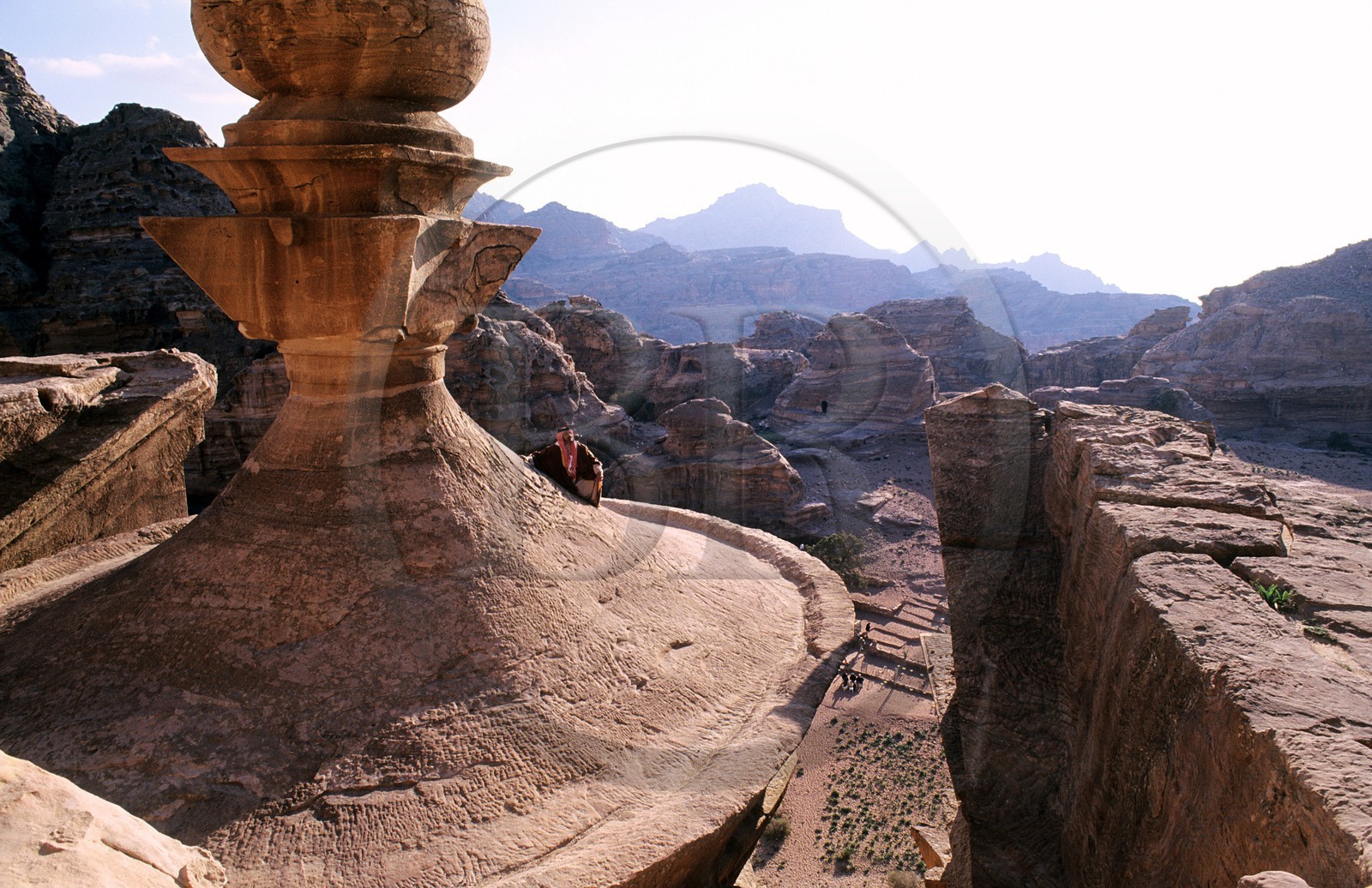 Jordanie, Petra, un bédouin contemple le royaume des Nabatéens, depuis l'urne couronnant Ed Deir (le Monastère)
