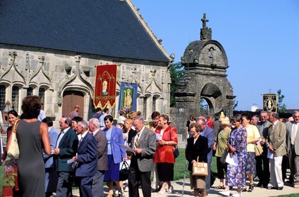 France, Finistère (29), enclos paraoissialde Pleyben, procession Pardon de Saint-Germain l'Auxerrois