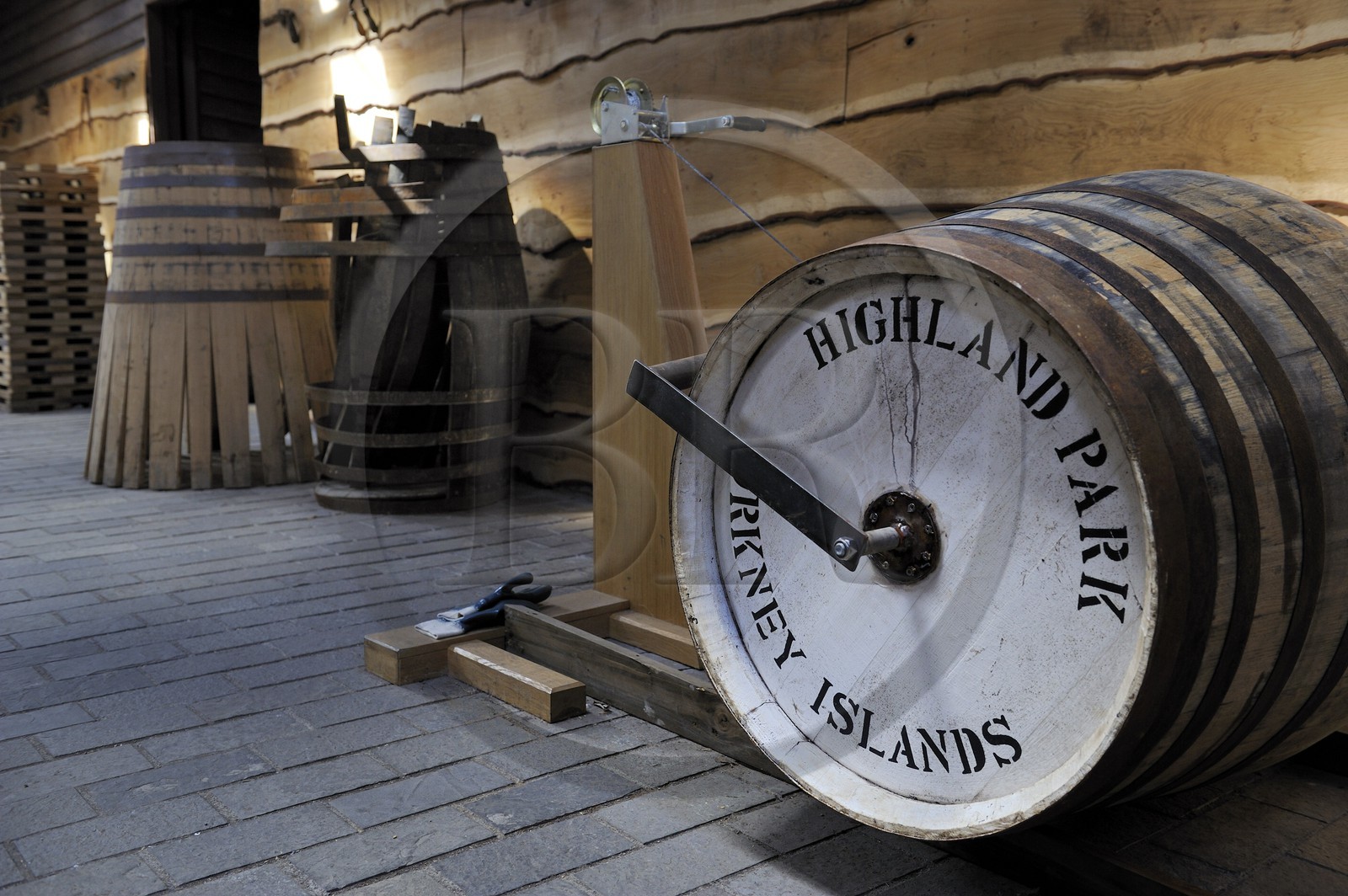 Royaume-Uni, Ecosse, Iles Orcades, Kirkwall, distillerie de whisky Highland Park, preparation des tonneaux