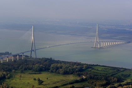 France, entre Calvados (14) et Seine-Maritime (76), le Pont de Normandie enjambe la Seine pour relier les villes de Honfleur et du Havre (vue aérienne)