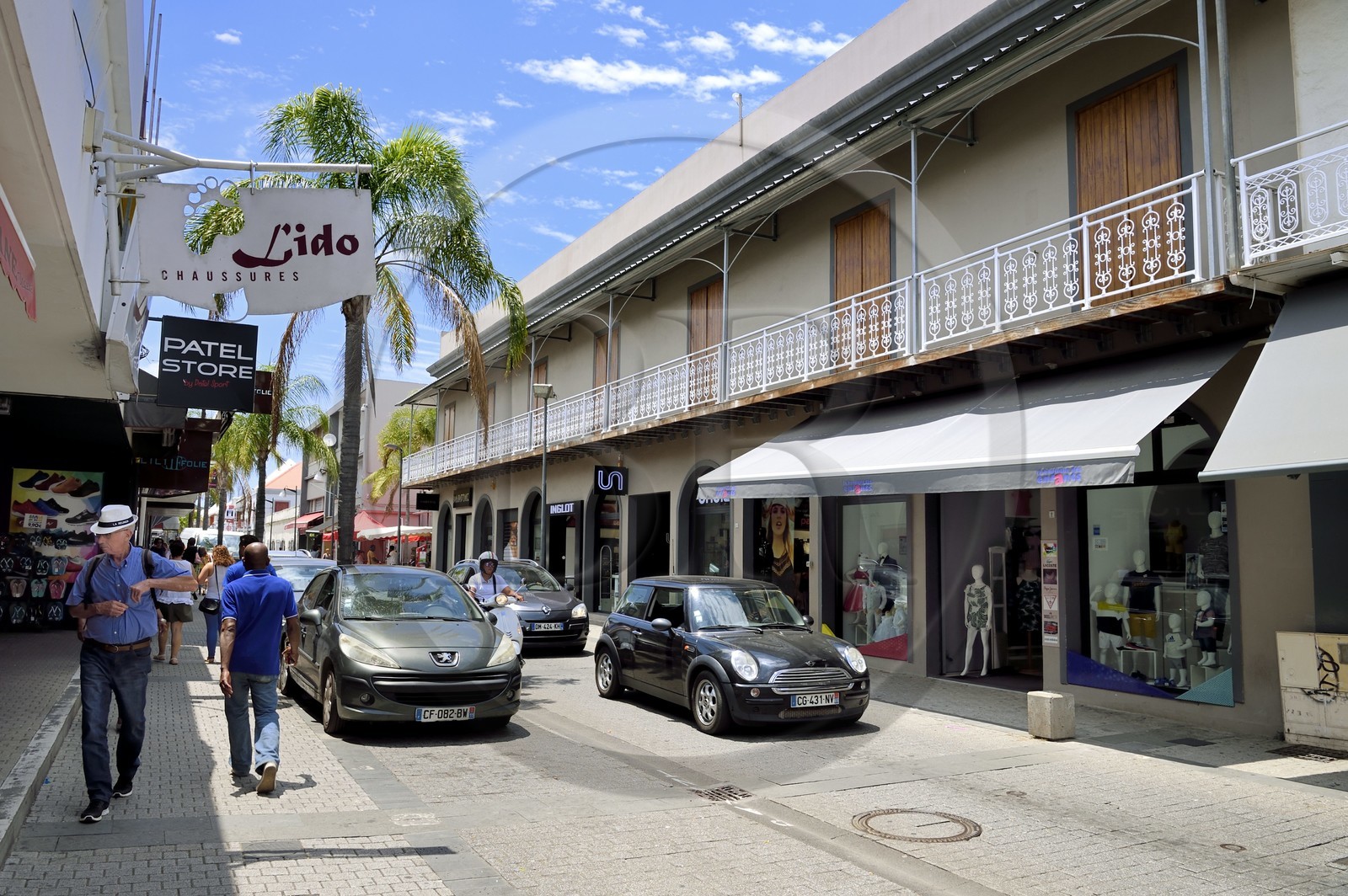 France, Ile de la Reunion, ville de Saint-Pierre, la rue des Bons Enfants qui est l'artère principale
