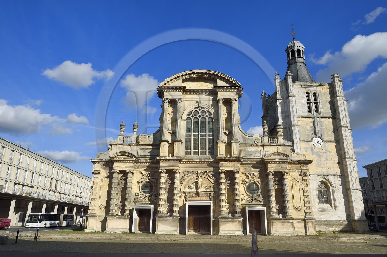 France, Seine-Maritime (76), Le Havre, la cathédrale Notre-Dame est entourée d'immeubles Perret