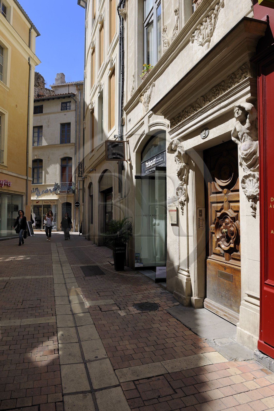 France, Gard (30), Nimes, maison des atlantes fin 17ème siècle au 2 Plan de l’Aspic, la porte d’entrée est encadrée de deux atlantes surmontée d’une architrave moulurée et d’une frise à rinceaux