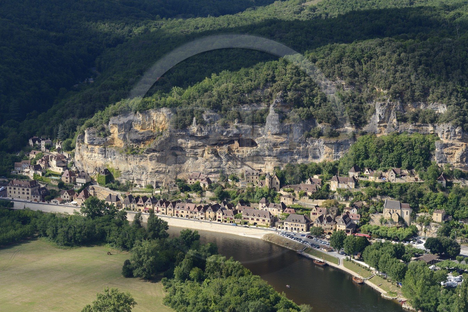 France, Dordogne (24), Périgord Noir, vallée de la Dordogne, La Roque-Gageac, labellisé Les Plus Beaux Villages de France, le village entre la falaise et la Dordogne (vue aérienne)