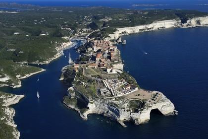 France, Corse-du-Sud (2A), Bonifacio, les falaises calcaires, la citadelle et la vieille ville (vue aérienne)
