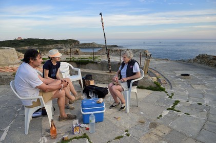 France, Var (83), Iles d'Hyères, parc national de Port Cros, Ile de Porquerolles, Edith et Marc Frilet qui réhabilitent le Fort du Petit Langoustier datant du XVIIème siècle en modèle de developpement durable, casse-croute convivial sur le toit du fort
