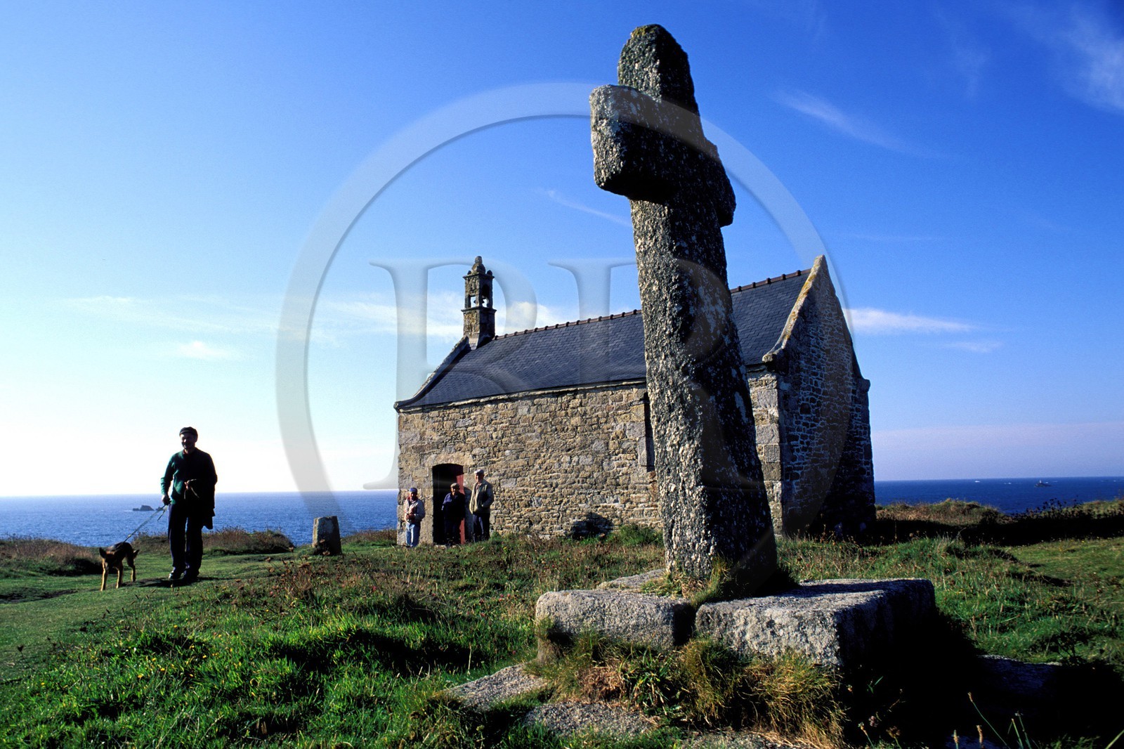 France, Finistère (29), croix en pierre devant la chapelle Saint-Samson dans le pays des Abers