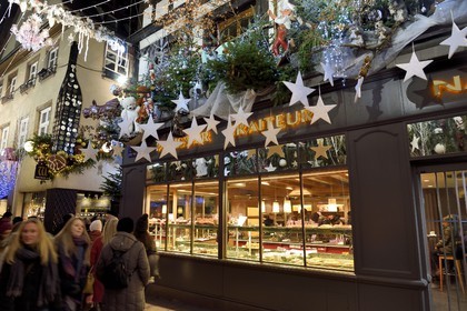 France, Bas-Rhin (67), Strasbourg, vieille ville classée au Patrimoine Mondial de l'UNESCO, vitrine de la patisserie Naegel rue des Orfèvres