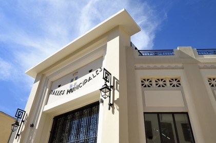 France, Var (83), Toulon, les anciennes halles municipales dans le style Art-déco transformées en halles gourmandes