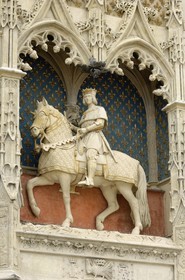 France, Loir-et-Cher (41), vallée de la Loire classée au Patrimoine Mondial de l'UNESCO, château de Blois, façade de l'aile Louis XII, statue équestre du Roi Louis XII