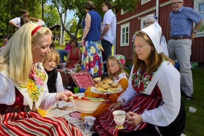 Sweden, Dalarna County, Leksand area, Midsummer celebrations in the tiny hamlet of Sunnanäng, picnic