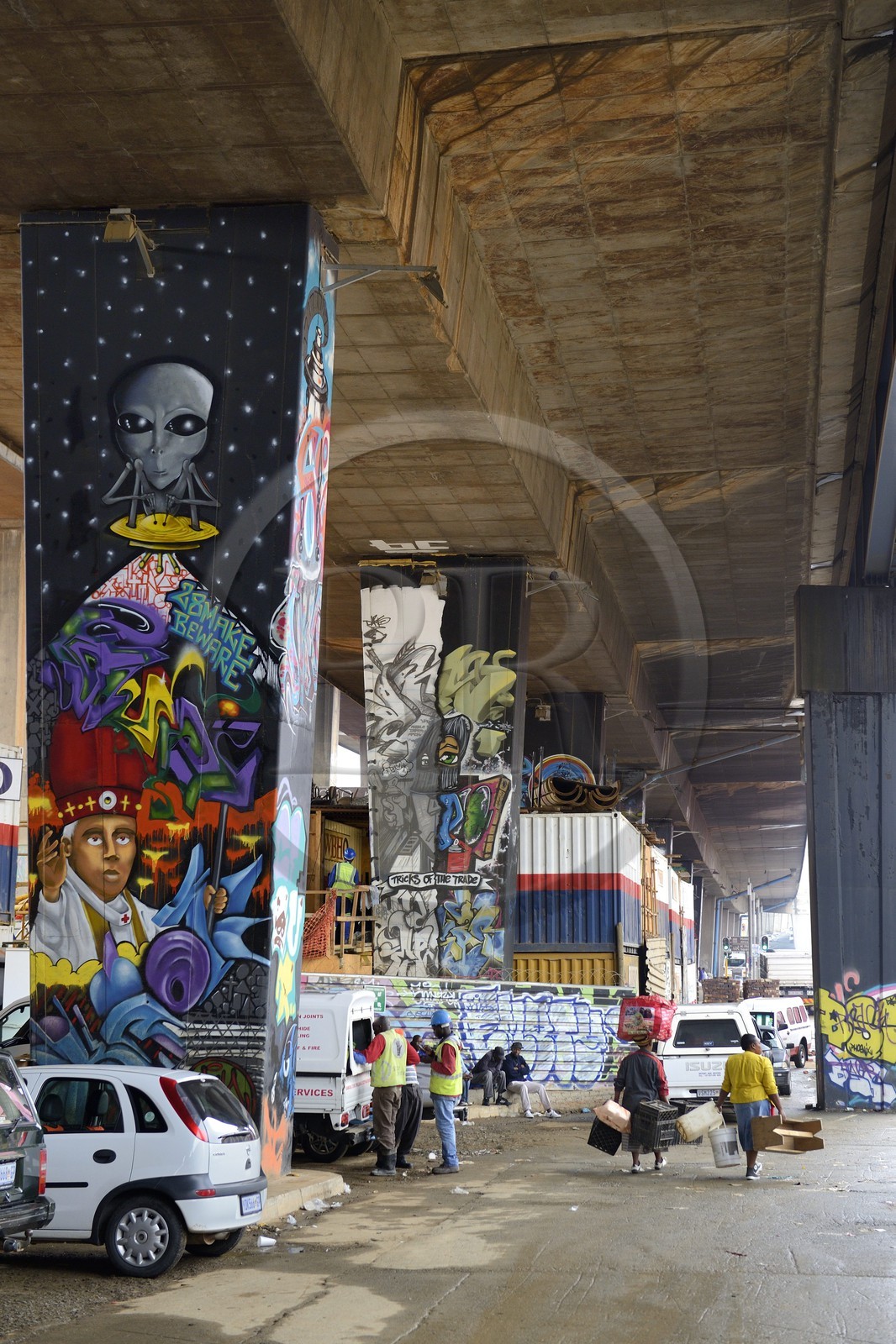 Afrique du Sud, province de Gauteng, Johannesburg, CBD (Central Business District), Newtown, peintures murales sous l'autoroute M1 De villiers Graaff motorway