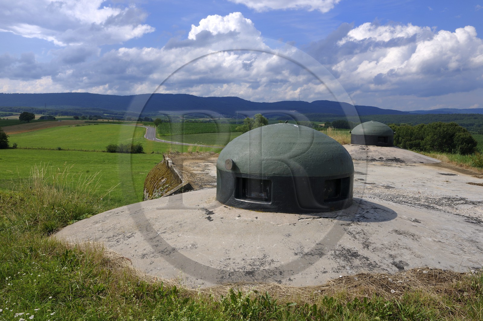 France, Bas-Rhin (67), Hunspach, la Ligne Maginot, le fort de Schoenenbourg, les dessus du bloc 2 avec ses cloches blindées de guetteurs