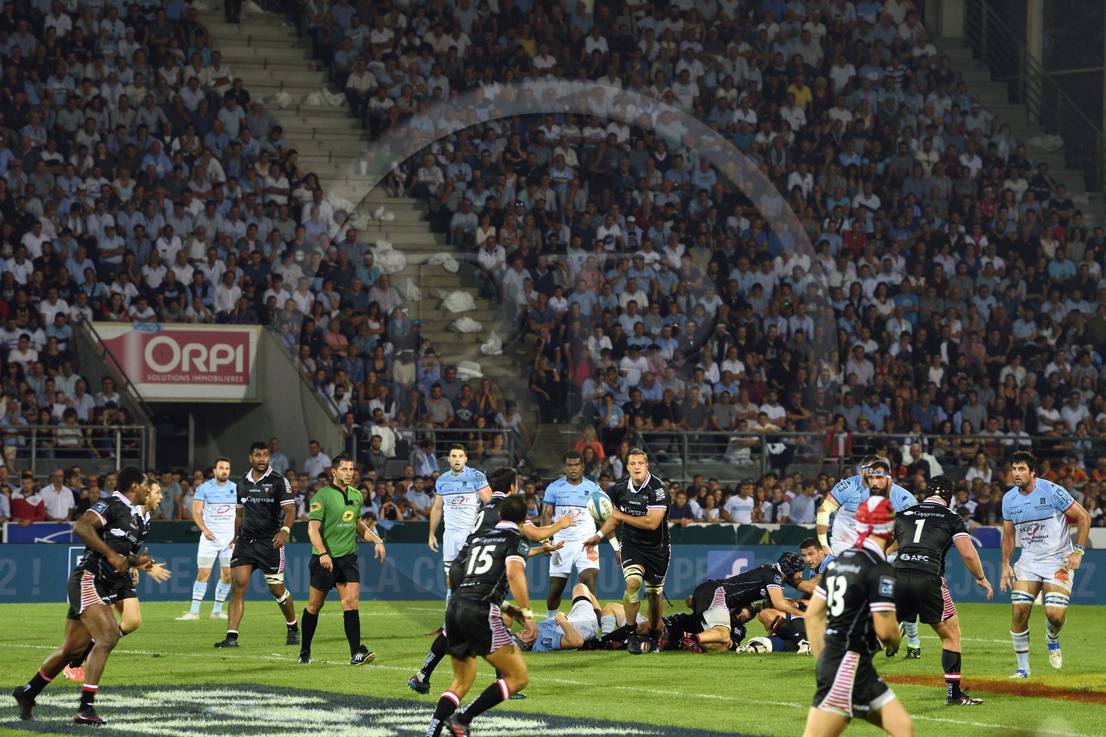 France, Pyrénées-Atlantiques (64), Pays-Basque, Bayonne, stade Jean-Dauger, derby basque de rugby entre l'Aviron Bayonnais (en bleu) et le Biarritz Olympique (ici en noir)