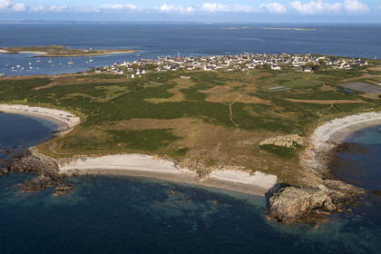 France, Finistère (29), Mer d'Iroise, archipel de Molène, Ile de Molène, la grève du Roelen, le bourg et l'ilot Lédenez Vraz en arrière plan (vue aérienne)