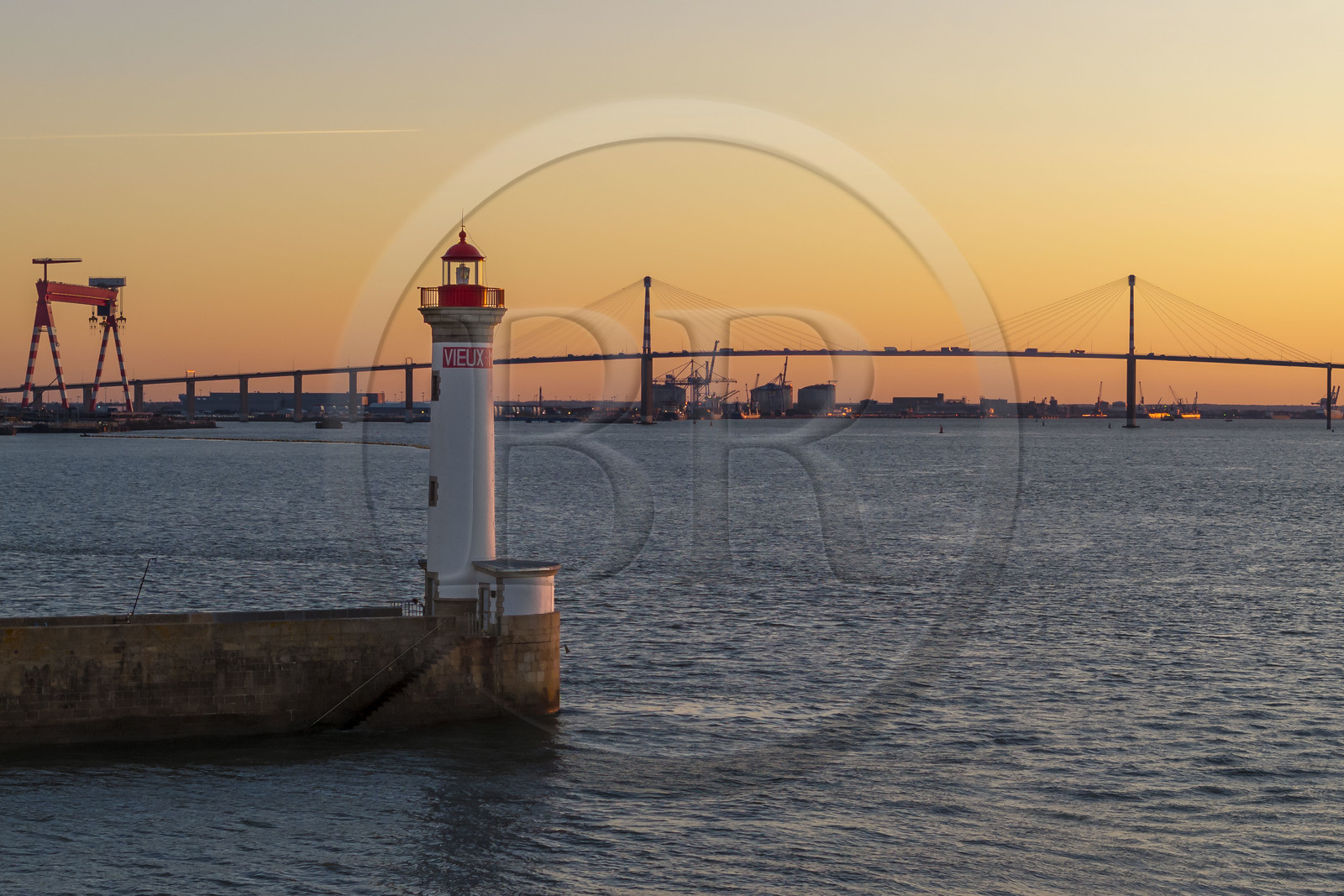 France, Loire-Atlantique (44), Saint-Nazaire, le phare du Vieux Mole et le pont de Saint-Nazaire en arrière plan (vue aérienne)
