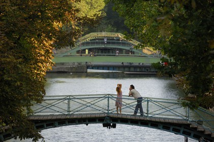 France, Paris (75), canal Saint-Martin, couple d'amoureux sur le pont de l'écluse de la rue de Lancry
