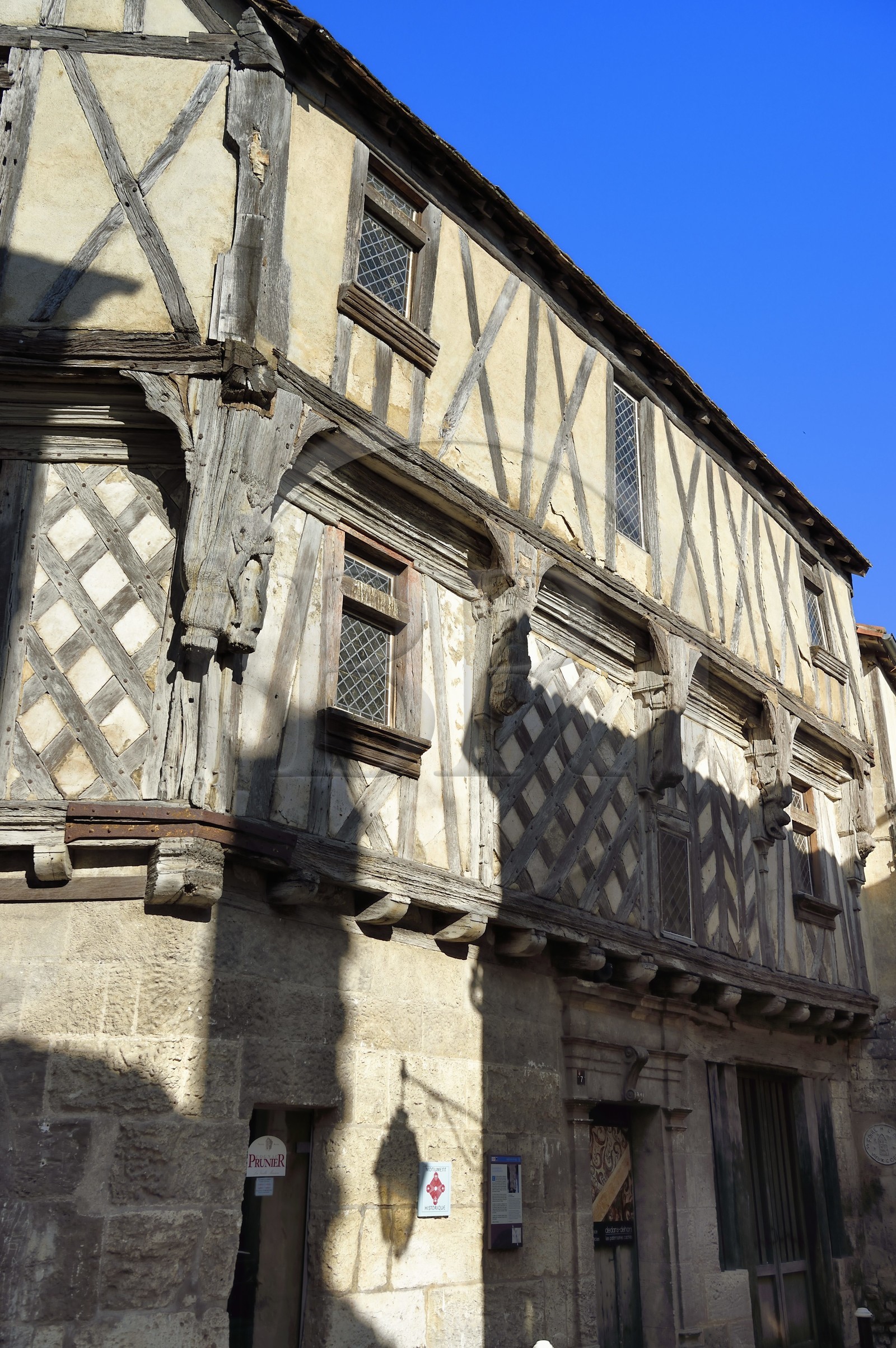 France, Charente (16), Cognac, la plus ancienne maison du quartier médiéval du vieux Cognac, maison de la Lieutenance du XV siècle, son nom est dû à Pierre Lacombe, lieutenant général de la Sénéchaussée de Cognac qui l'habitat de 1603 à 1624